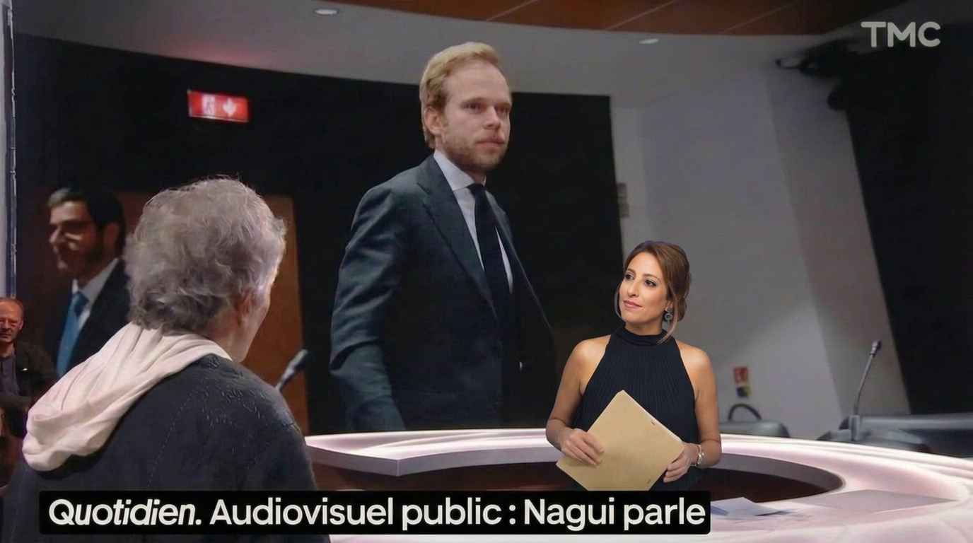 Léa Salamé avec les documents